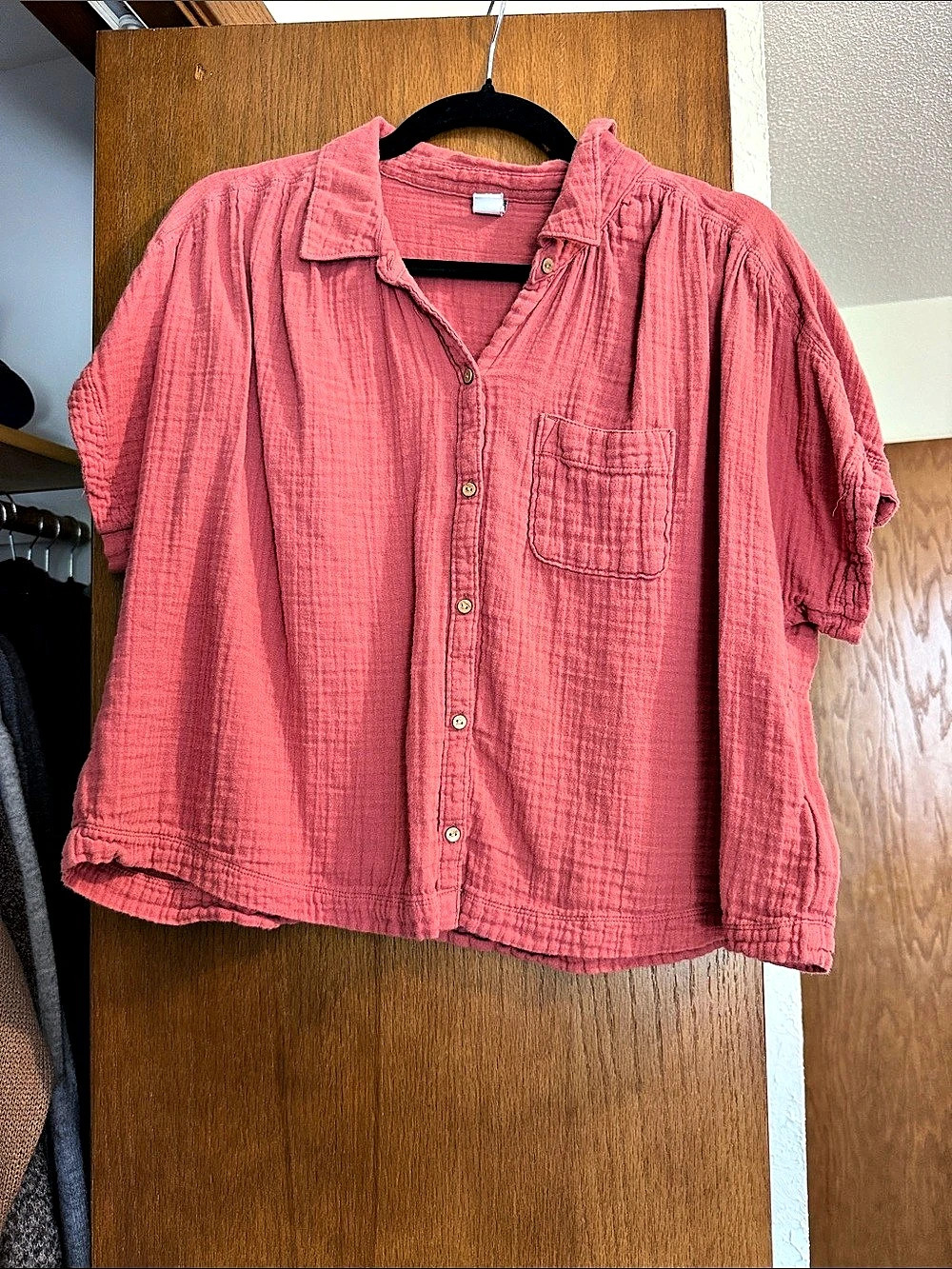 Old Navy Crinkle Gauze Short-Sleeve Button-Down Shirt in Pink Like New